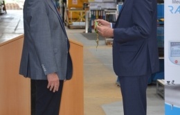 Señor Frédéric VEAUX, prefecto de la Mayenne (derecha) remitiendo la medilla de Comandador del Mérito agrícola al Señor Michel BOITTIN (izquierda).