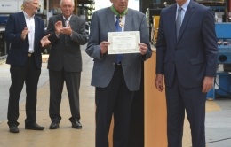Roger MILLET primer adjunto del alcalde de Gorron, Bruno LESTAS presidente de la "Communité de Communes", Michel BOITTIN Presidente Director General de SERAP de los años 1968 a 2000, Frédéric VEAUX Prefecto de la Mayenne.
