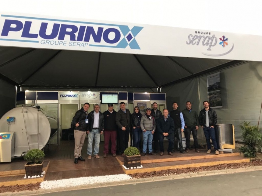 Los distribuidores de Am&eacute;rica Latina de la marca PLURINOX, en la feria AGROLEITE.
