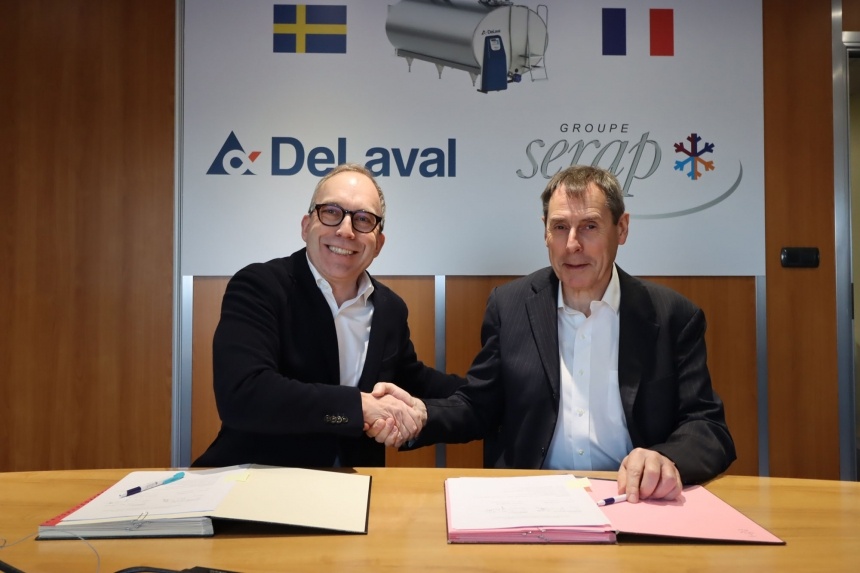Paul Lögfren (izquierda) y Eric Boittin (derecha) firman el acuerdo de asociación.