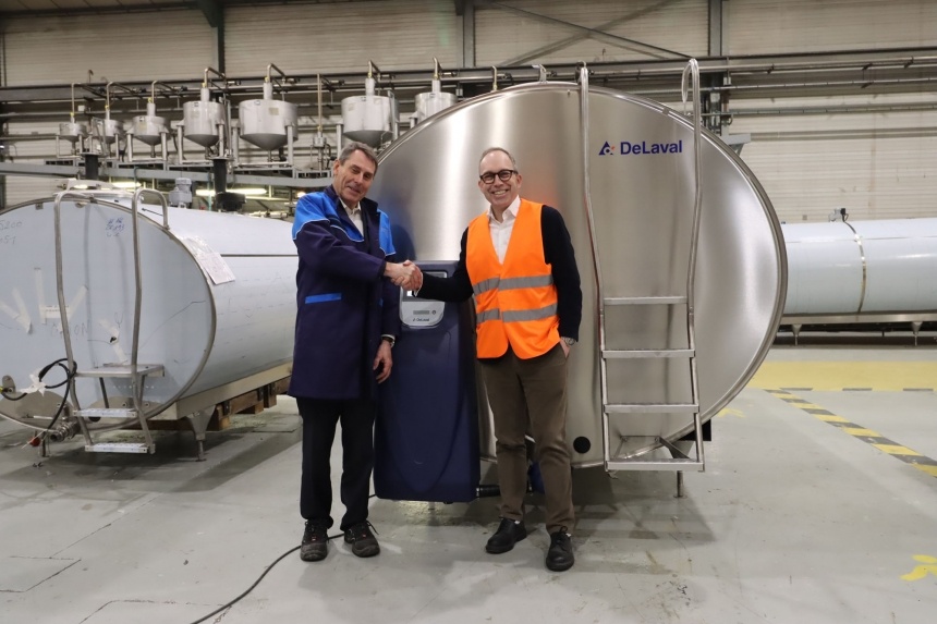 Eric Boittin (izquierda) y Paul L&ouml;gfren (derecha) delante de un tanque enfriador de leche DeLaval fabricado por SERAP en Gorron.