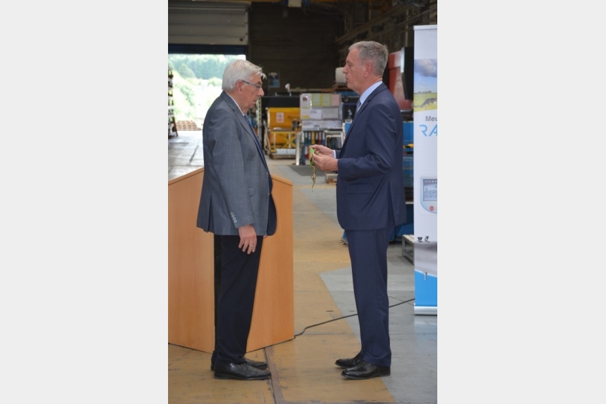 Señor Frédéric VEAUX, prefecto de la Mayenne (derecha) remitiendo la medilla de Comandador del Mérito agrícola al Señor Michel BOITTIN (izquierda).