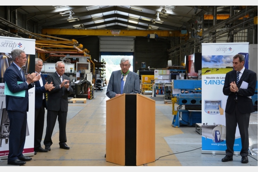 Frédéric VEAUX Prefecto de la Mayenne, Roger MILLET primer adjunto del alcalde de Gorron, Bruno LESTAS presidente de la "Communité de Communes", Michel BOITTIN y Eric BOITTIN, PDG de SERAP desde 1968 y 2000.